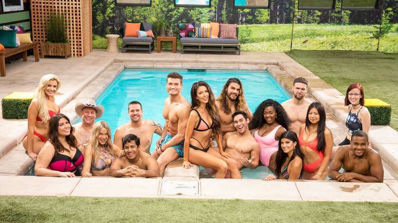 O campeão (ao centro, de bermuda azul; ao lado da  agora ex-namorada Holly) com os outros competidores da 21ª edição do ‘Big Brother’ americano