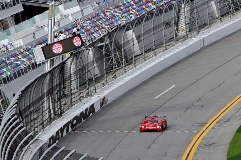 Pipo Derani cruza a linha de chegada e vence com Felipe Nasr a corrida classificatória para as 24h de Daytona 