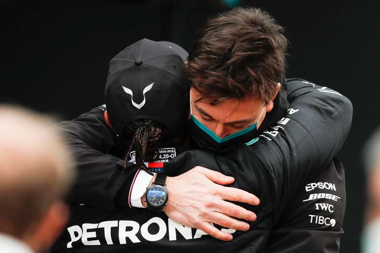 Lewis Hamilton abraça Toto Wolff ao comemorar o heptacampeonato mundial de F1 na Turquia 
