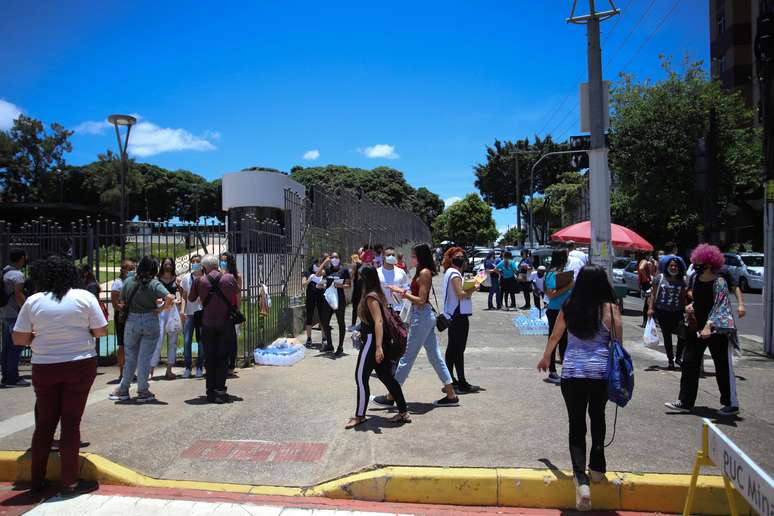 Candidatos chegam ao campus da Pontifícia Universidade Católica de Minas Gerais (PUC- Minas), no bairro Coração Eucarístico, em Belo Horizonte, no final da manhã deste domingo (24), antes do segundo dia de prova do Exame Nacional do Ensino Médio (Enem).