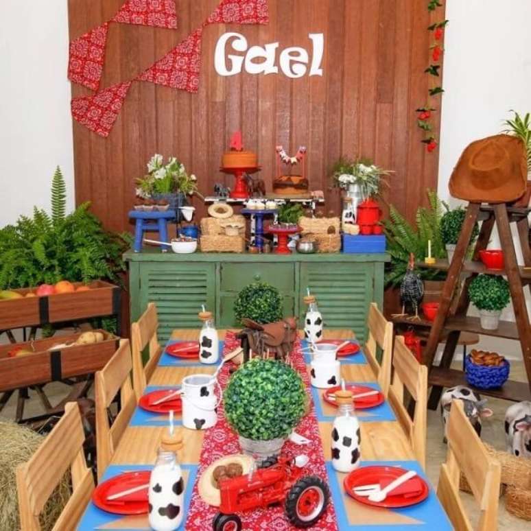 136. Decoração com elementos do campo para festa fazendinha. Fonte: Corações de Papel