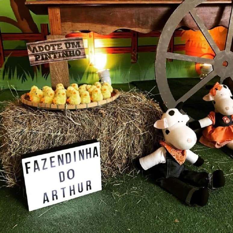 39. Decora&ccedil;&atilde;o festa fazendinha com bonequinhos de vaquinhas e docinhos em formato de pintinho &ndash; Foto: L&eacute; Decor