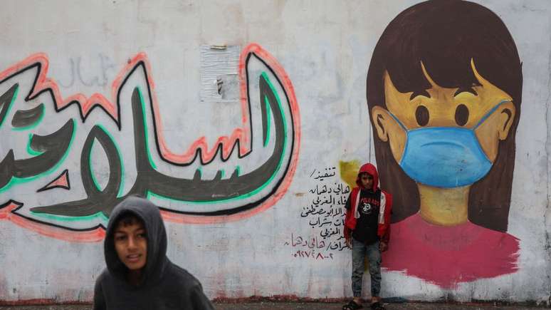 Mural na faixa de Gaza faz alerta sobre o coronavírus