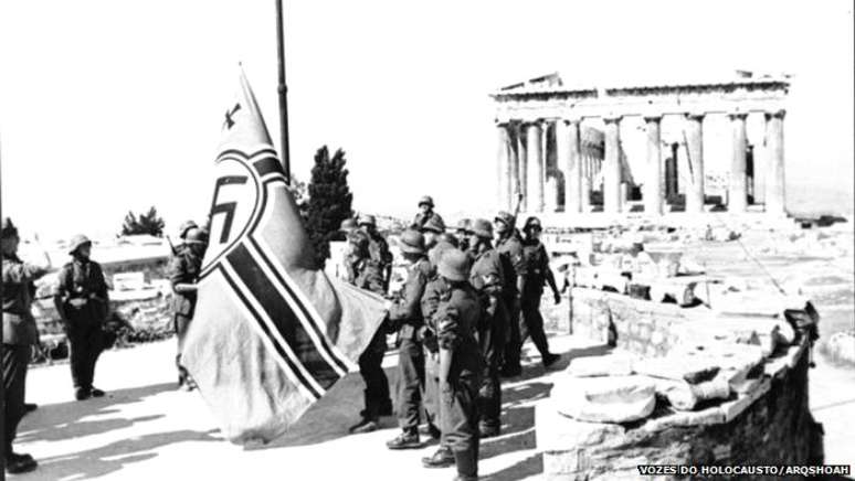 Nazistas na Acrópole durante a ocupação da Grécia pela Alemanha