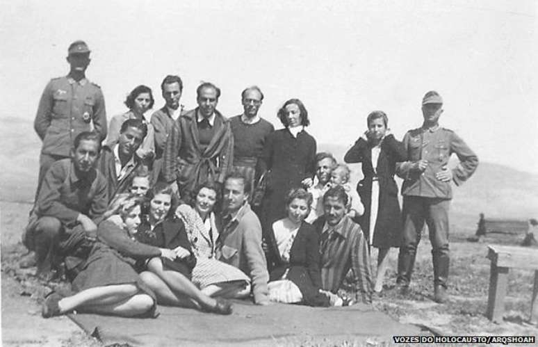 Isaac Jacob Menache (em pé, o terceiro a partir da esquerda) no campo de trabalho forçado do aeroporto militar de Atenas, sob ocupação alemã, 1944