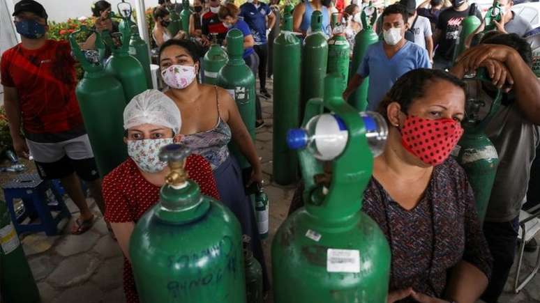 Parentes de pacientes com covid-19 em busca de cilindros de oxigênio em Manaus, em 18 de janeiro; segundo a PGR, as informações enviadas por Pazuello mostram que o ministro sabia com antecedência da possibilidade de colapso do sistema de saúde na cidade, e mesmo assim não agiu para evitar o agravamento da situação