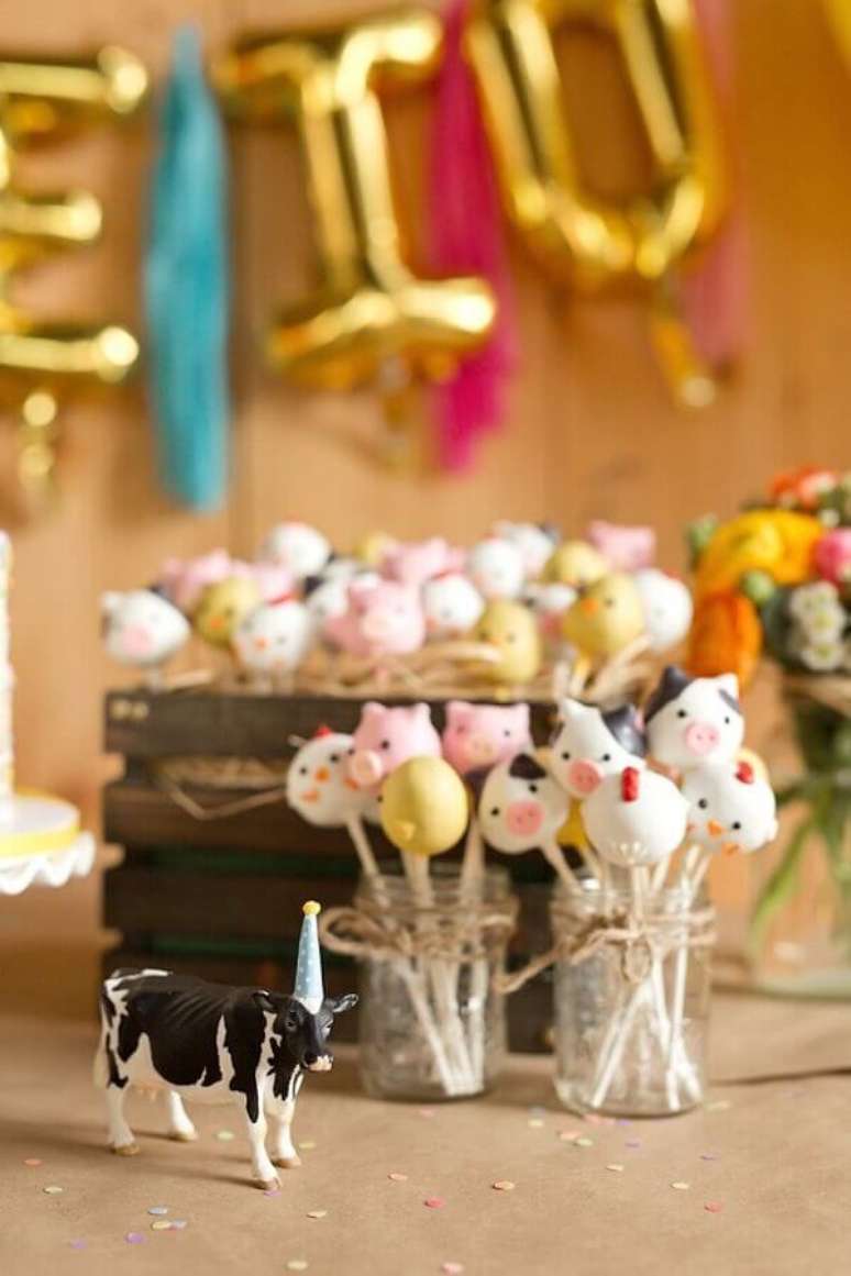 49. Decoração festa infantil fazendinha com cake pop em formato de animais da fazenda – Foto: Pinterest