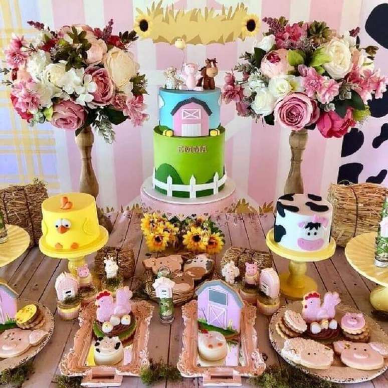 80. E que tal fazer vários bolos com decoração personalizada para a festa fazendinha? Fica uma mesa super bem decorada – Foto: Convites e Artes Digitais