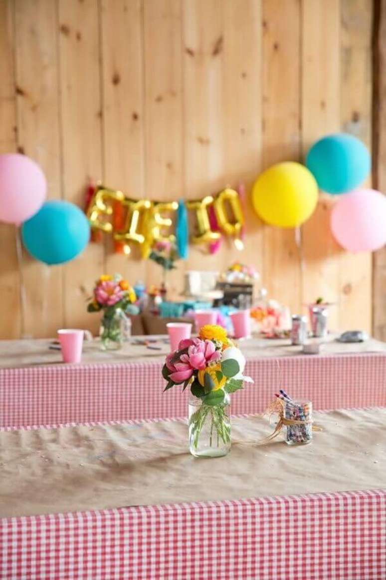 55. Decoração simples com toalha xadrez e arranjo de flores para festa fazendinha – Foto: Kara’s Party Ideas