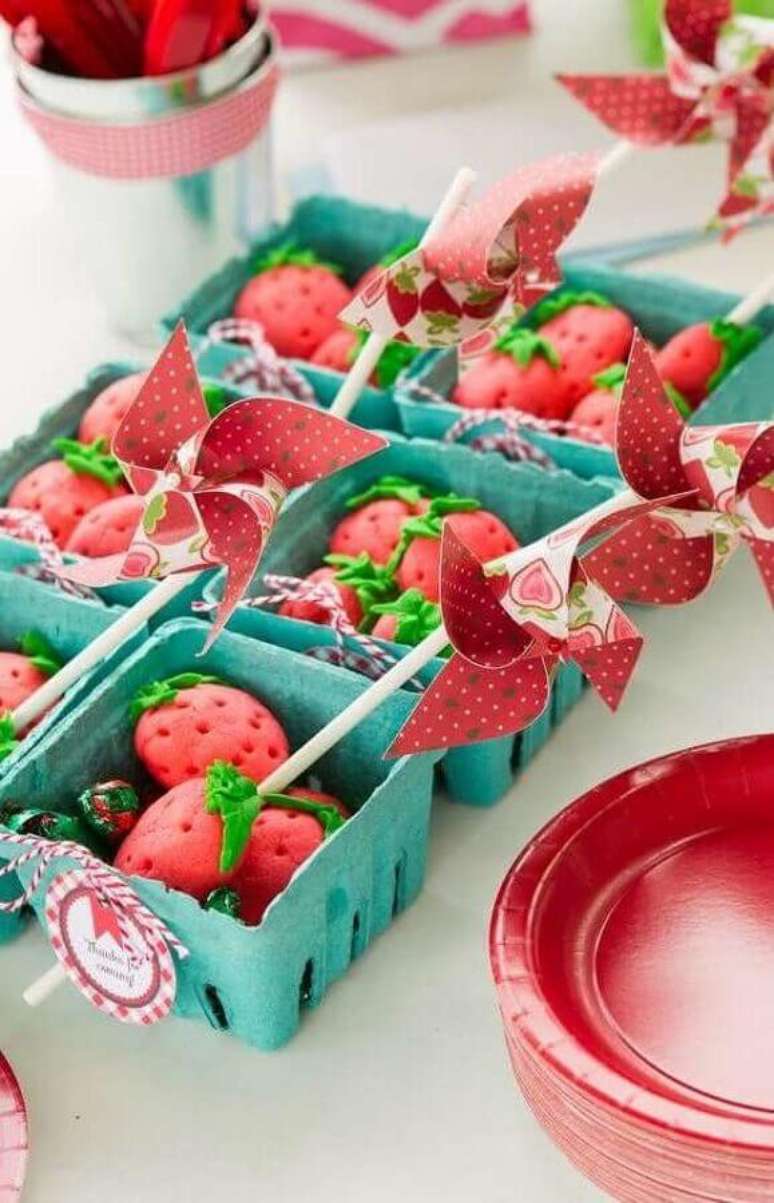 70. Docinhos em formato de frutas deixam a decoração festa fazendinha muito mais charmosa – Foto: Pinterest