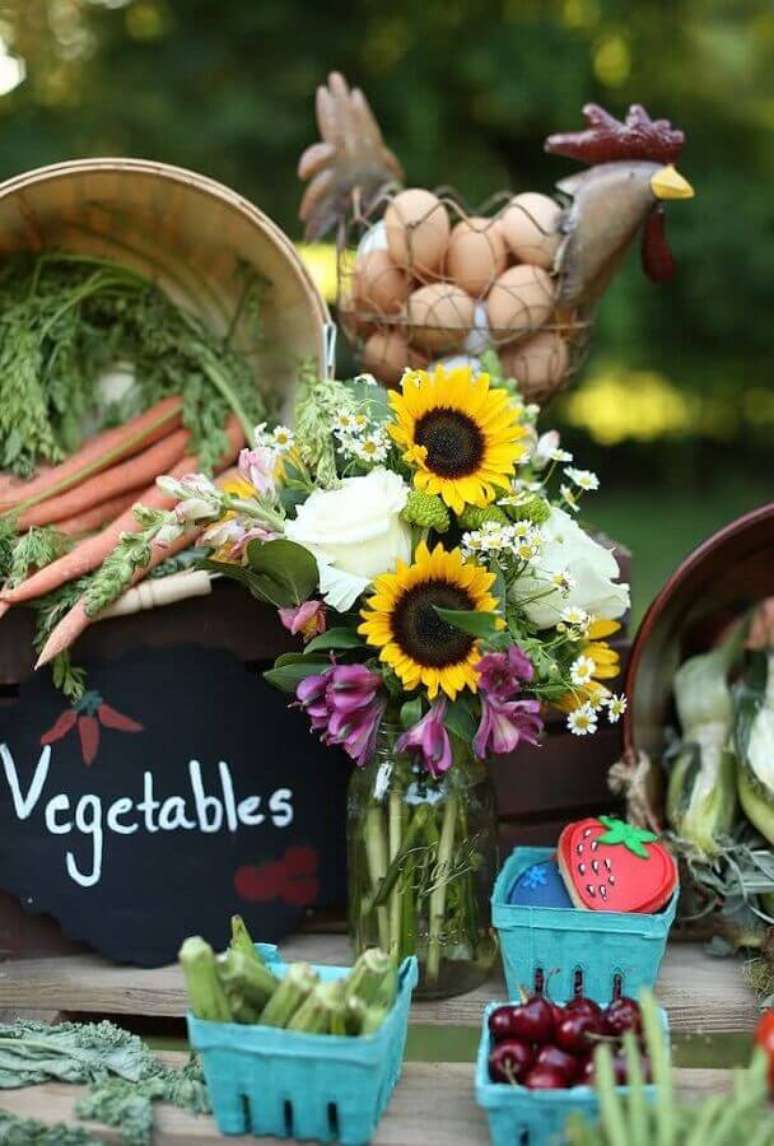 43. Arranjos de flores do campo deixam a festa da fazendinha muito mais bonita – Foto: Sweetly Chic Events