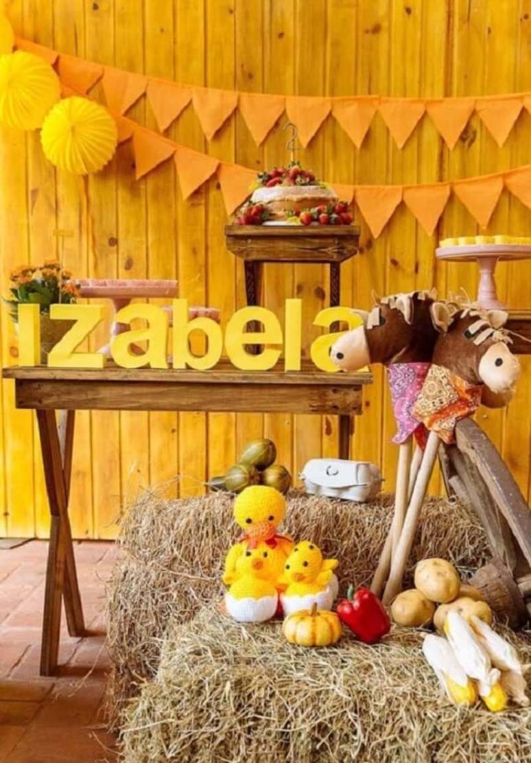 112. Invista em uma decoração toda amarela e laranja com o tema festa fazendinha. Fonte: Pinterest