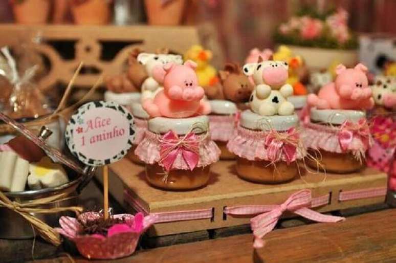 92. Potinhos de doces personalizados para decoração festa fazendinha – Foto: Elo 7