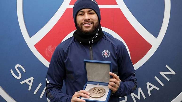 Neymar recebe medalha pelo jogo de número 100 pelo PSG