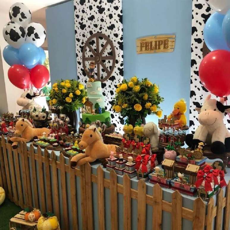 37. Decoração festa fazendinha com animal print e animaizinhos de pelúcia – Foto: Iara Marinho