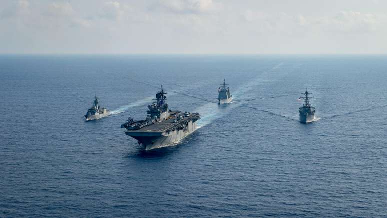 Navios das Marinhas dos EUA e da Austrália no Mar do Sul da China
18/04/2020 Oficial de 3ª Classe Nicholas Huynh/Marinha dos EUA/Divulgação via REUTERS 