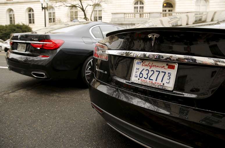 Veículos da BMW e da Tesla lado a lado. 15/3/2016.      REUTERS/Gary Cameron