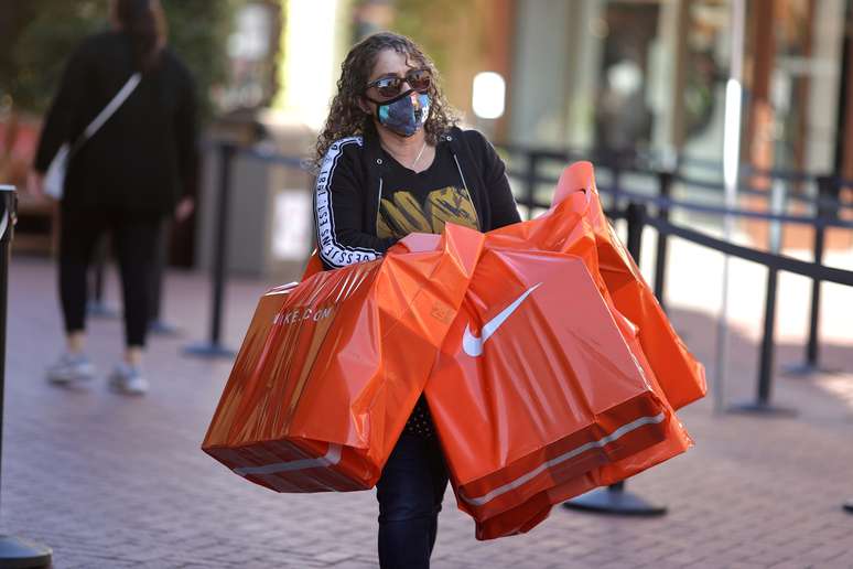 Consumidora em shopping da Califórnia. REUTERS/Lucy Nicholson/File Photo/File Photo