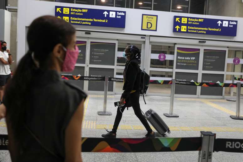 Passageira no aeroporto do Galeão, no Rio de Janeiro
21/12/2020 REUTERS/Pilar Olivares