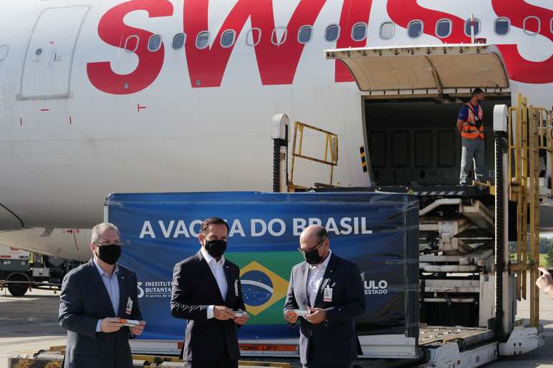 Dimas Covas, presidente do Instituto Butantan (à direita), recebe suprimentos da CoronaVac no aeroporto de Guarulhos, ao lado do secretário de Saúde de SP, Jean Gorinchteyn, e do governador João Doria 
18/12/2020
REUTERS/Amanda Perobelli