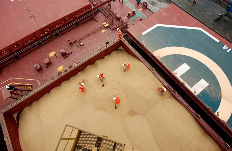 Navio carregado com soja no porto de Santos (SP) 
13/03/2017
REUTERS/Paulo Whitaker