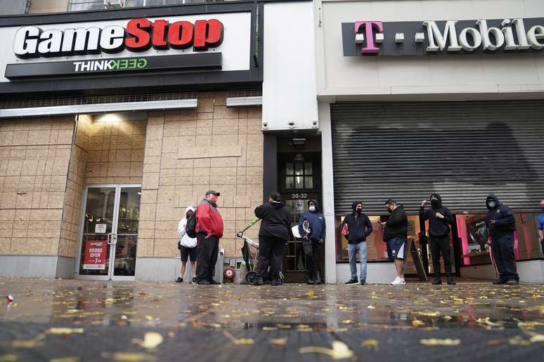 Fila em loja da GameStop em Nova York, nos EUA, para o lançamento do PS5 
12/11/2020
REUTERS/Carlo Allegri