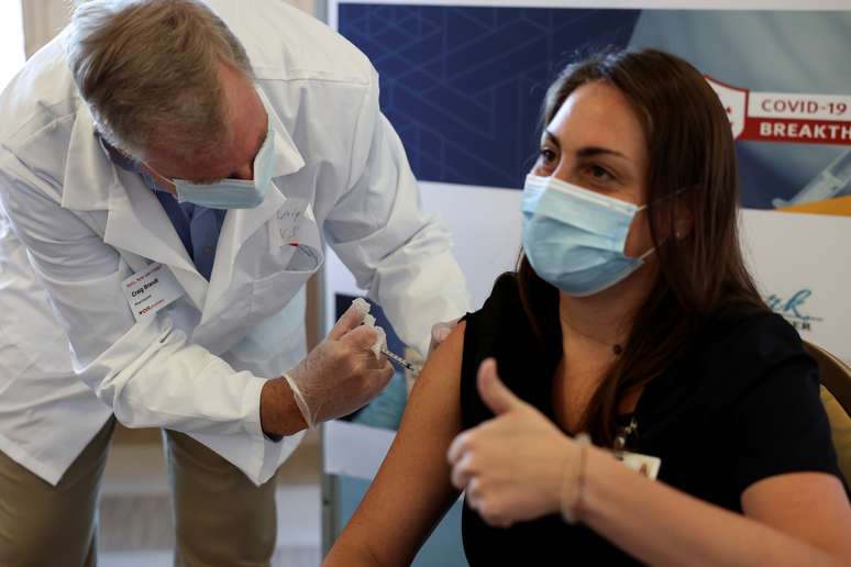 Funcionária de casa de cuidados especiais recebe dose da vacina da Pfizer-BioNTech, em Nova York
04/01/2021
REUTERS/Yuki Iwamura