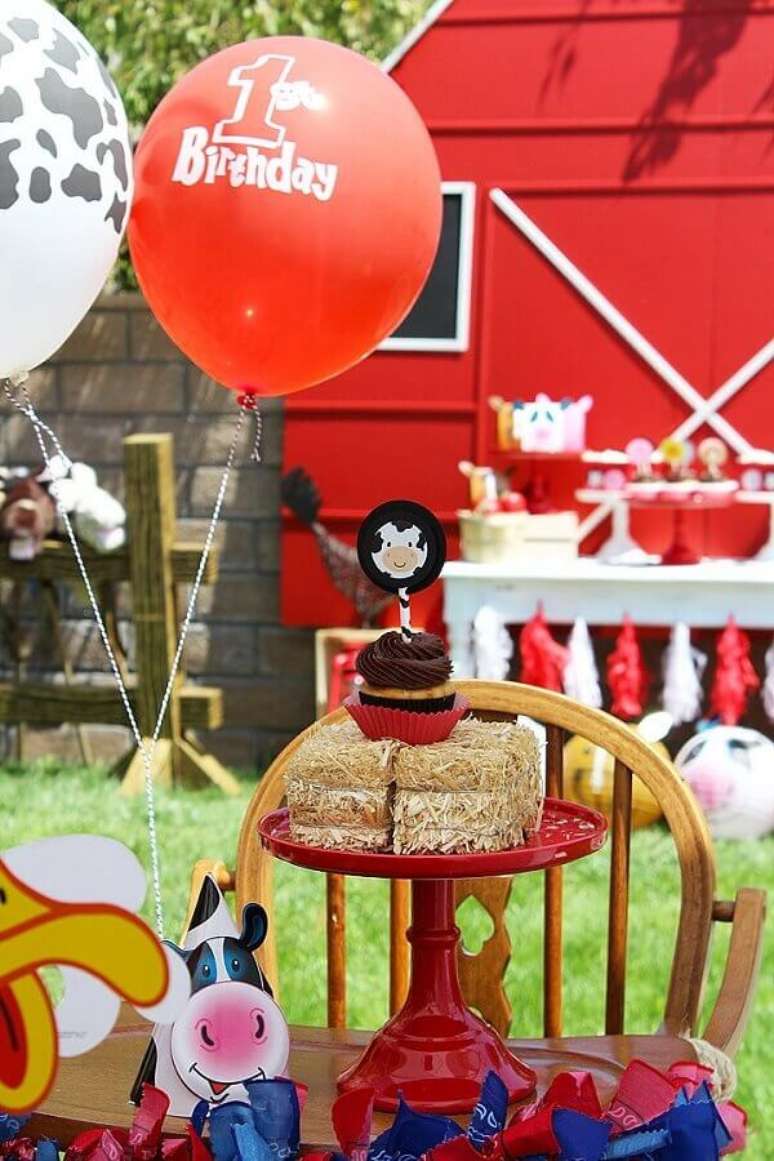 32. Decora&ccedil;&atilde;o com plaquinhas em formato de vaquinha para festa tem fazendinha &ndash; Foto: Why Santa Claus