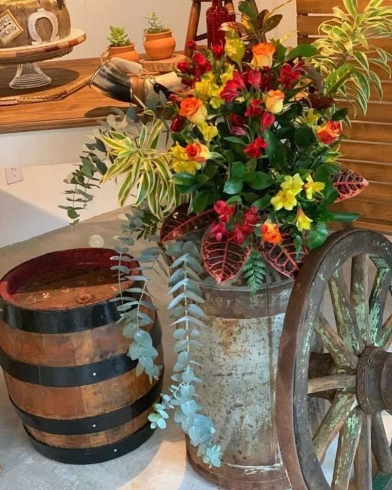 141. As flores naturais e artificias n&atilde;o podem faltar na decora&ccedil;&atilde;o de festa fazendinha. Fonte: Miti&eacute; Decora&ccedil;&otilde;es Criativas