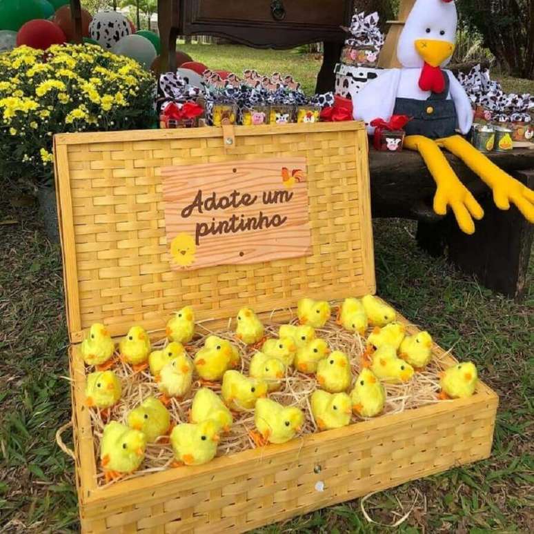 25. Decoração de mesa de festa infantil fazendinha com caixa de madeira cheia de doces em formato de pintinho – Foto: Festa Infantil Liliane Macedo