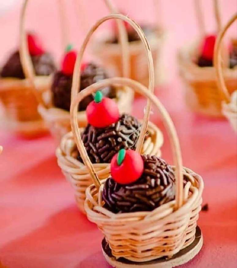 23. Mini cestinhas de vime são ótimas para colocar docinhos de festa da fazendinha – Foto: Ana Ribeiro Confeitaria