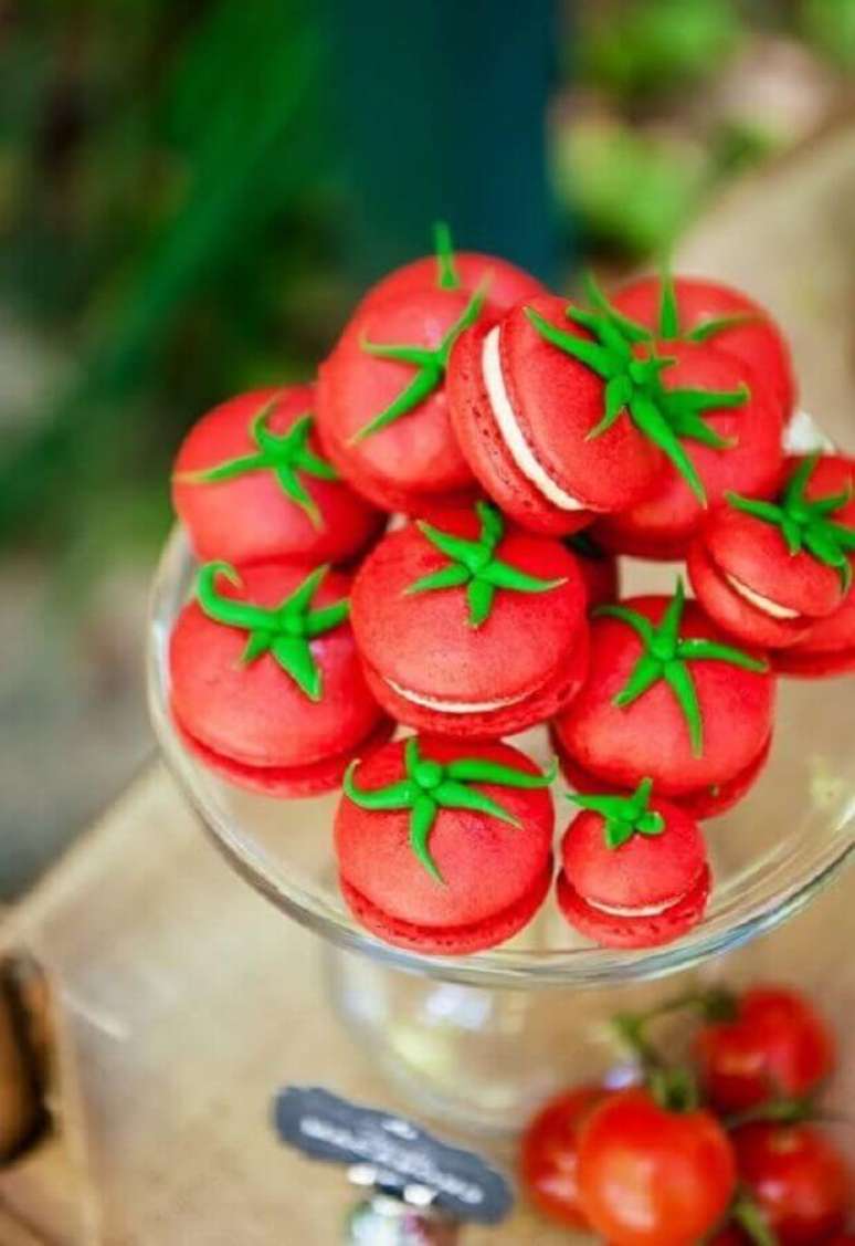 86. Macaron em formato de tomates para decoração da festa fazendinha com detalhes personalizados – Foto: SistaCafe