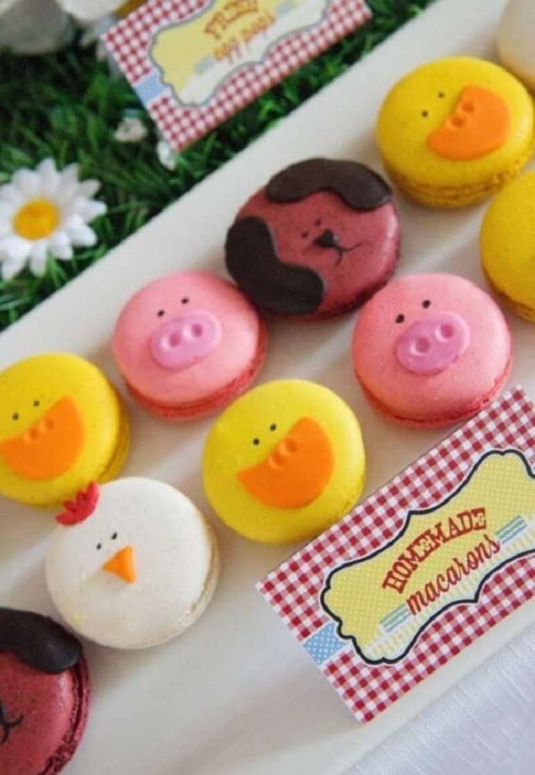 122. Os macarons na festa fazendinha são em formato de carinha dos bichinhos. Fonte: Pinterest