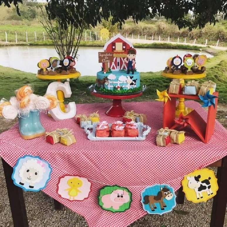 78. Festa fazendinha ideias baratas para decoração – Foto: Chicas Decore