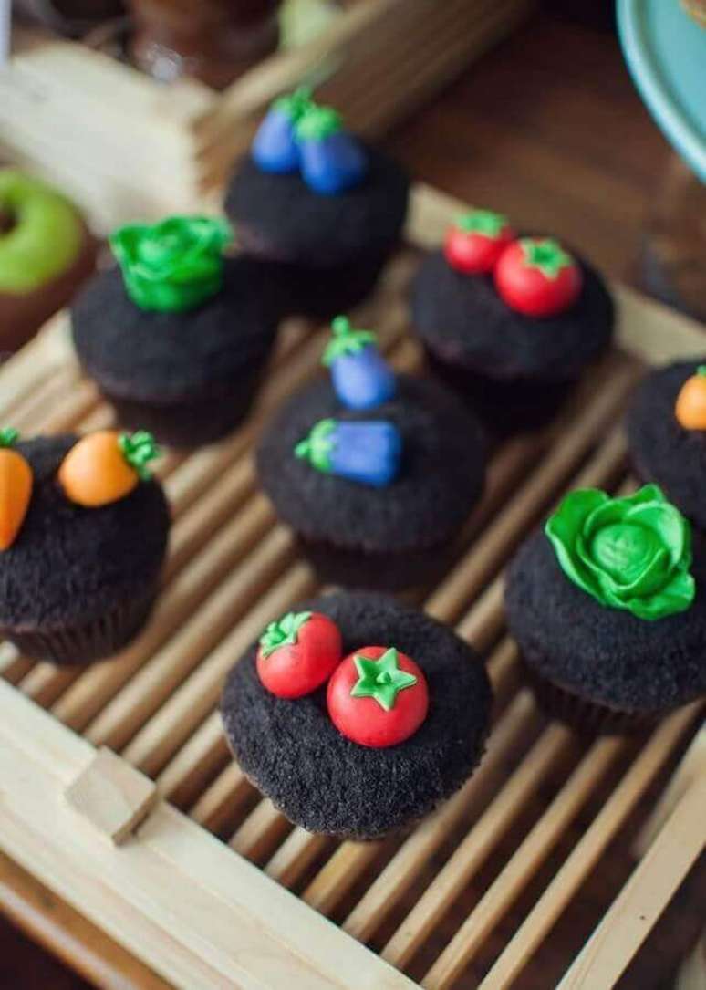 29. Cupcake decorado com docinhos de legumes para festa infantil fazendinha – Foto: Etsy