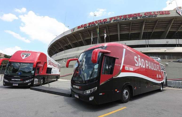 Ônibus do São Paulo foi vítima de emboscada no caminho para o Morumbi (Foto: Paulo Pinto/saopaulofc.net)