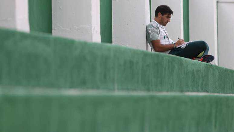 Abel Ferreira observa e faz anotações do treino do Palmeiras na Academia de Futebol (Foto: Cesar Greco/Palmeiras)