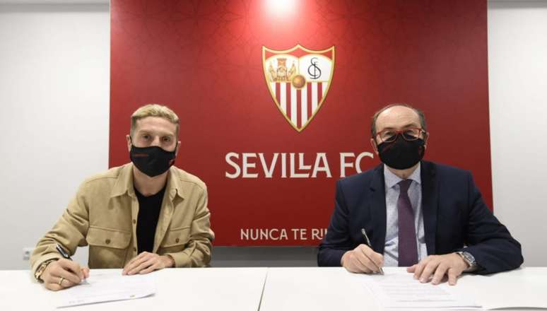 Papu Gómez assinou contrato ao lado de José Castro Carmona, presidente do Sevilla (Foto: Divulgação / Sevilla)