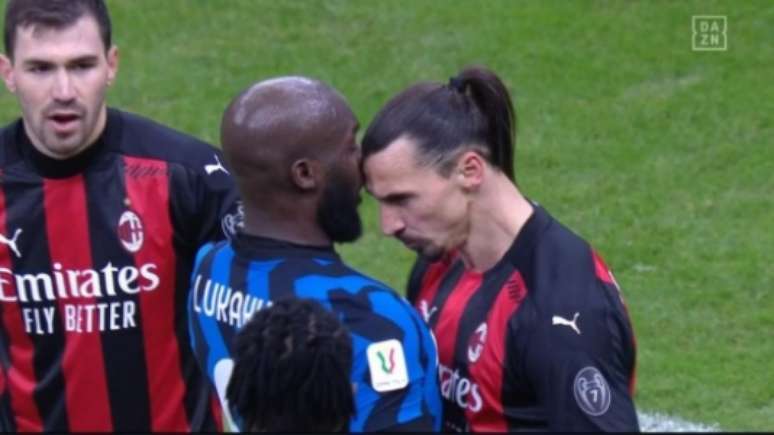 Briga entre Lukaku e Ibrahimovic (Foto: Reprodução / DAZN)