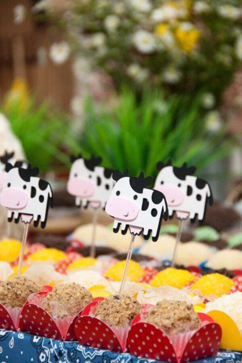 45. Plaquinhas de vaquinhas para decorar docinhos de festa infantil fazendinha – Foto: Miss Sugar Festas