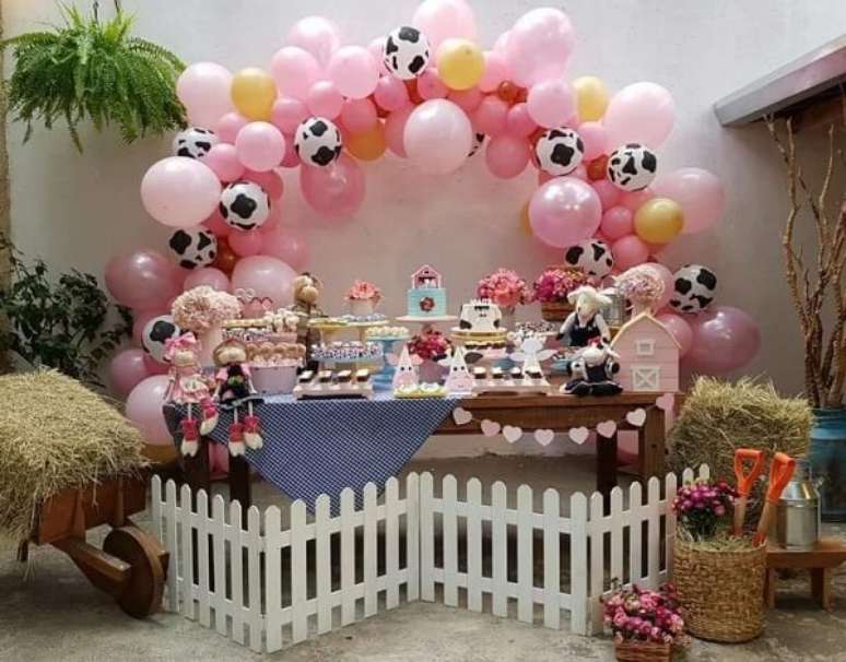 144. Decoração para festa fazendinha de menina repleta de detalhes. Fonte: Deisiane Teles