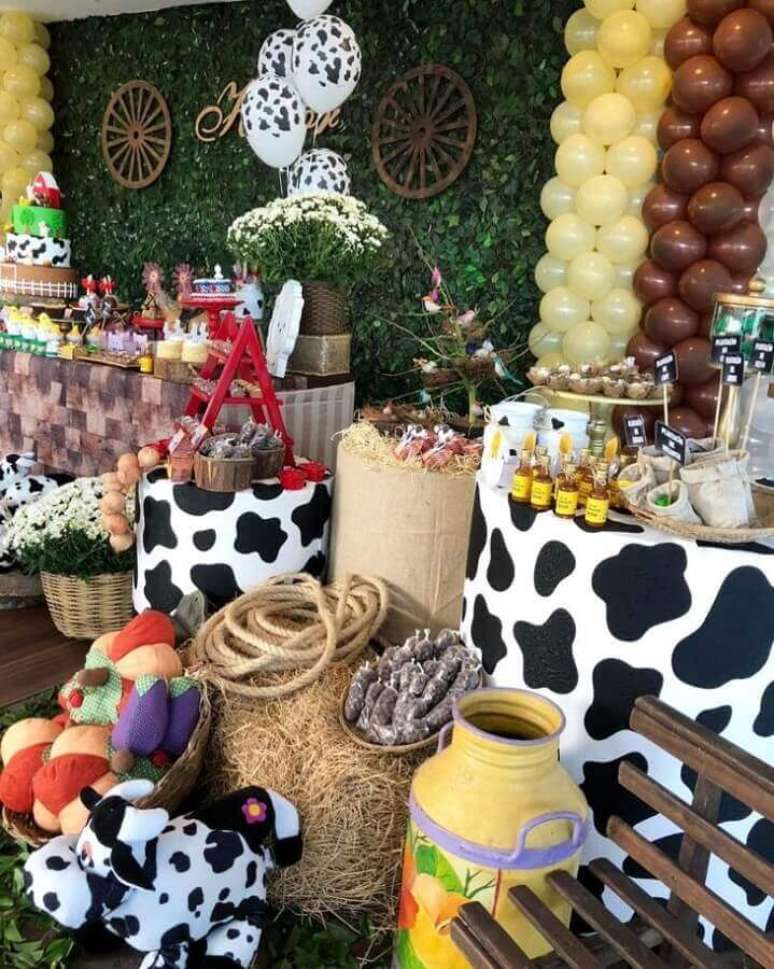 11. Invista em estampa animal print e bastante folhagens para a decoração festa fazendinha – Foto: Chicboom Decoração Festas