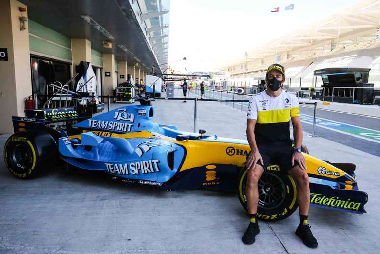 Alonso guiou a Renault R25, o carro do primeiro título mundial no fim da temporada passada 