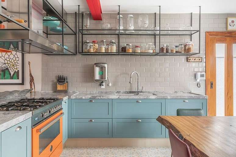 47. Arm&aacute;rios azuis vintade para decora&ccedil;&atilde;o de cozinha estilo industrial &ndash; Foto: Casa de Valentina