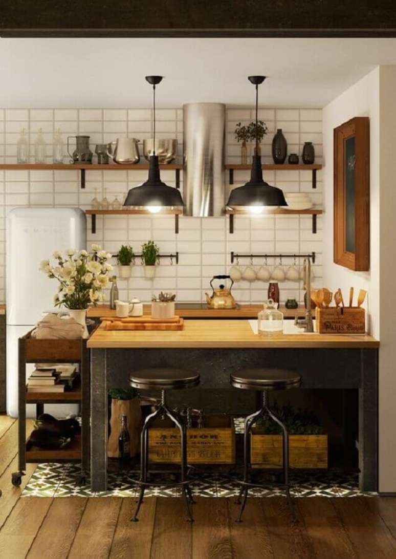 36. Decoração de cozinha estilo industrial simples com bancada e prateleiras de madeira – Foto: Behance