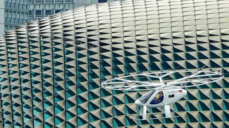 A Volocopter, com sede na Alemanha, apresentou seu veículo VoloCity ao mercado como o primeiro táxi aéreo movido a eletricidade com licença comercial