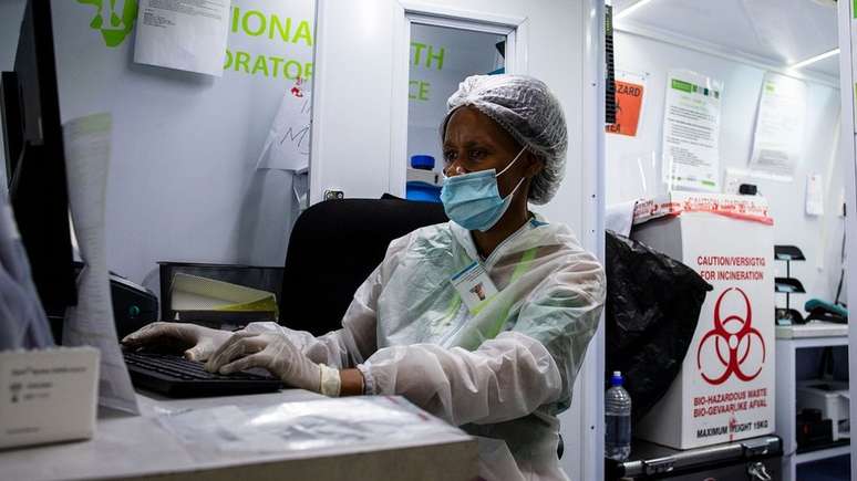 África do Sul participou de testes de vacinas em humanos, mas ainda não começou a vacinar pessoas