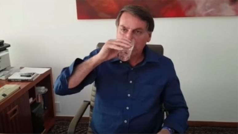 Em transmissão ao vivo para milhares de pessoas, Bolsonaro tomou um comprimido de hidroxicloroquina