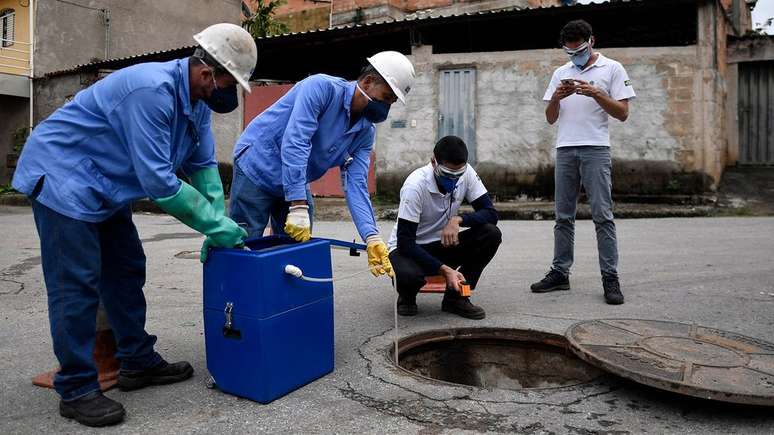 Os esforços para detectar o mais cedo possível novas variantes incluem o teste de amostras de esgoto em cidades como Belo Horizonte