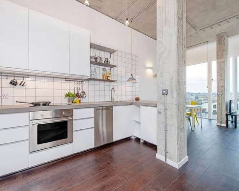 23. Decora&ccedil;&atilde;o clean com arm&aacute;rios brancos para cozinha estilo industrial simples &ndash; Foto: Pinterest